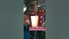 Hoe koop je een kop koffie bij een koffiemachine? #koffie #vending #vendingmachine