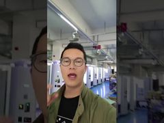 Een handige fastfoodmachine met een magnetron